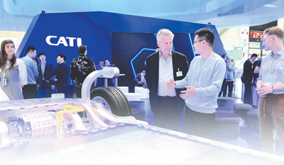 2023年9月,在德国慕尼黑国际车展上,参观者在宁德时代展区进行咨询。 本报记者 李 强摄